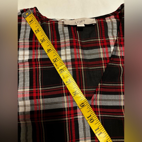 Loft, seersucker red, black & white v neck short elastic puff sleeve, XS - Picture 7 of 12